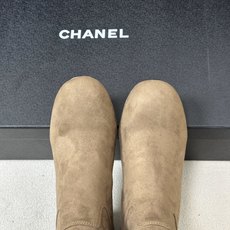 2026 秋冬新款 Chanel 小香经典双C扣圆头后拉链弹力长靴粗跟瘦腿靴 绝绝子系列走秀款,香家简约气质高奢风延续。 2026 秋冬新款 Chanel 小香经典双C扣圆头后拉链弹力长靴粗跟瘦腿靴 绝绝子系列走秀款,香家简约气质高奢风延续。