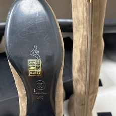 2026 秋冬新款 Chanel 小香经典双C扣圆头后拉链弹力长靴粗跟瘦腿靴 绝绝子系列走秀款,香家简约气质高奢风延续。 2026 秋冬新款 Chanel 小香经典双C扣圆头后拉链弹力长靴粗跟瘦腿靴 绝绝子系列走秀款,香家简约气质高奢风延续。