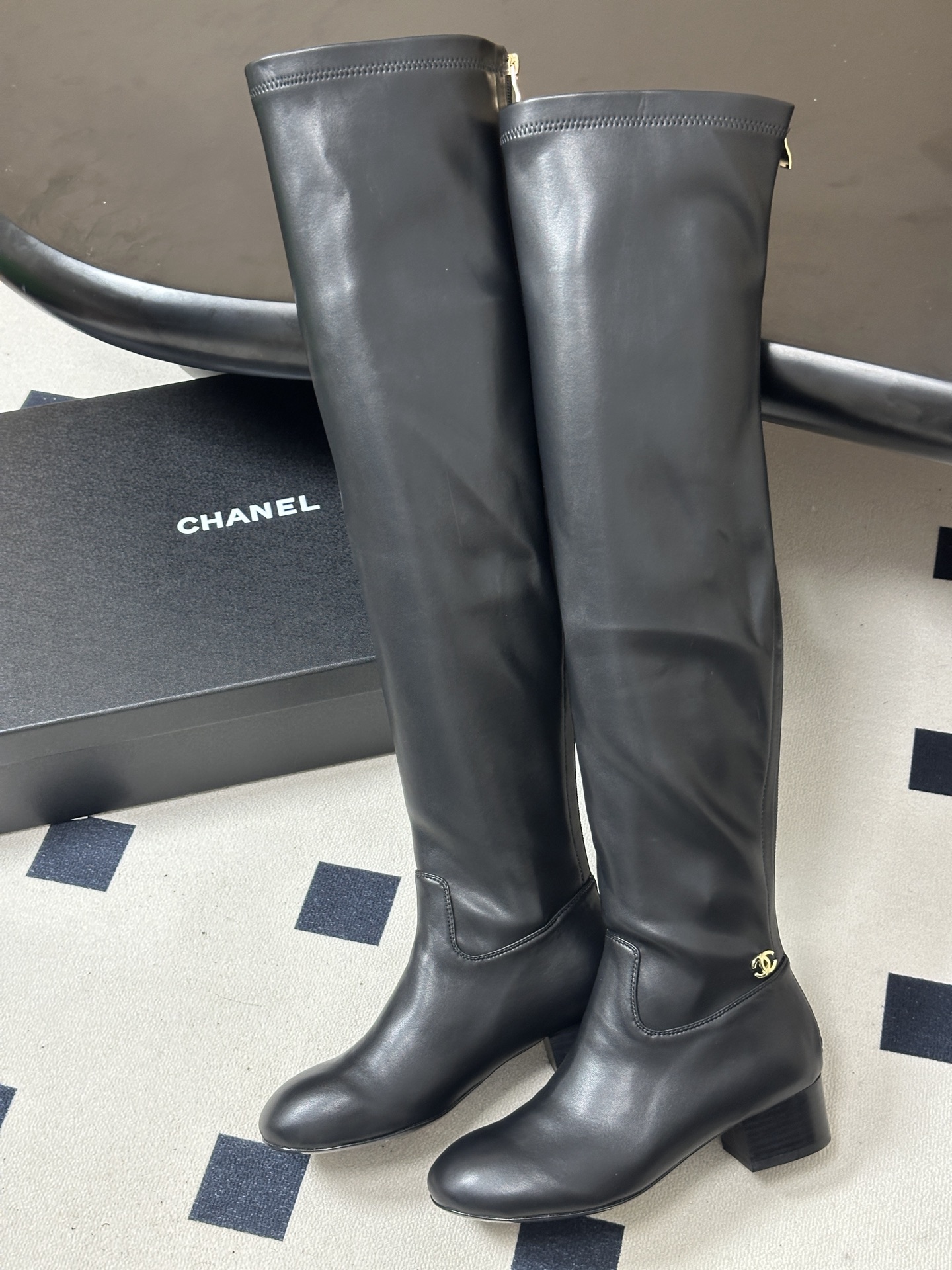 2026 秋冬新款 Chanel 小香经典双C扣圆头后拉链弹力长靴粗跟瘦腿靴 绝绝子系列走秀款，香家简约气质高奢风延续。