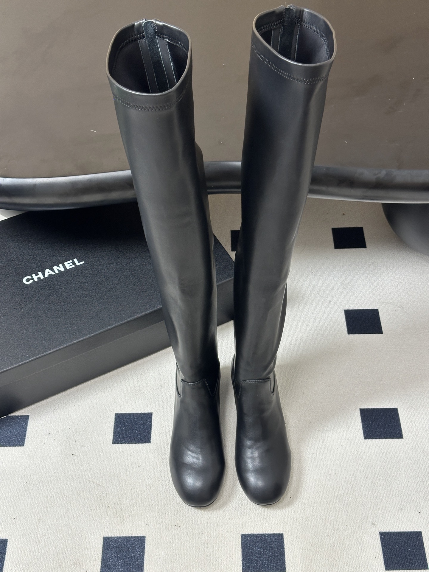 2026 秋冬新款 Chanel 小香经典双C扣圆头后拉链弹力长靴粗跟瘦腿靴 绝绝子系列走秀款，香家简约气质高奢风延续。