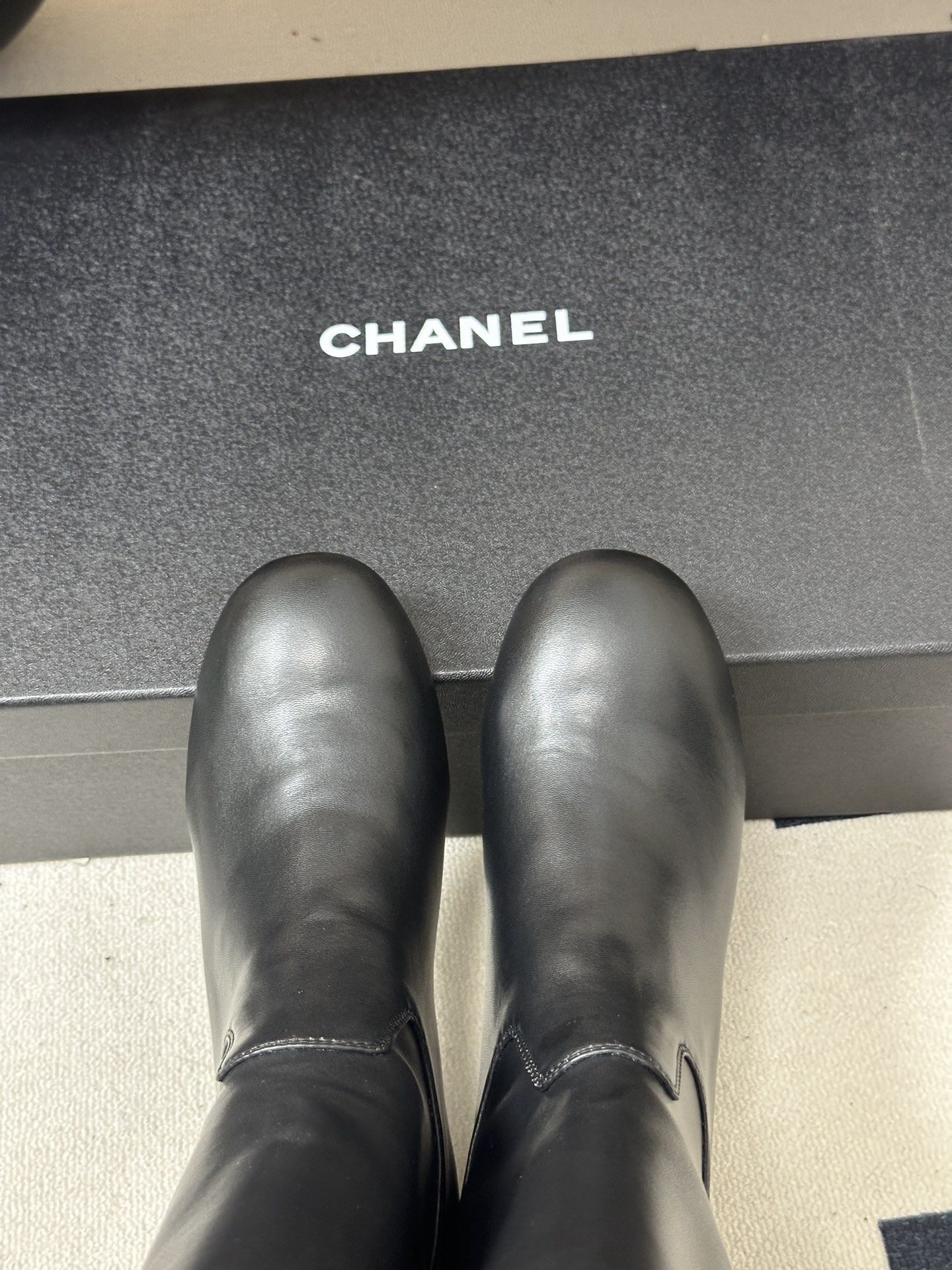 2026 秋冬新款 Chanel 小香经典双C扣圆头后拉链弹力长靴粗跟瘦腿靴 绝绝子系列走秀款，香家简约气质高奢风延续。