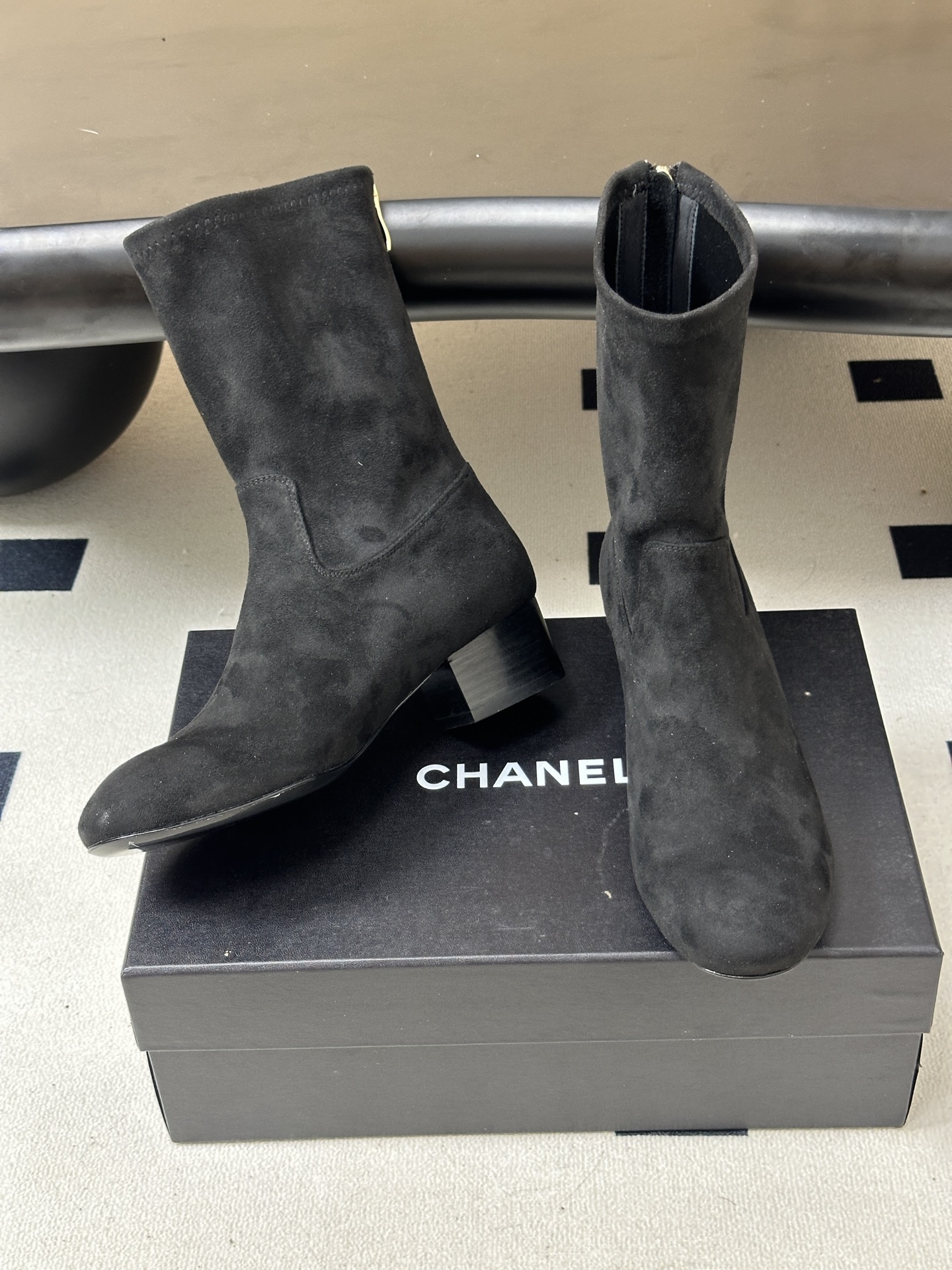 2026 秋冬新款 Chanel 小香经典双C扣圆头后拉链弹力短靴粗跟及踝靴 绝绝子系列走秀款，香家简约气质高奢风延续。