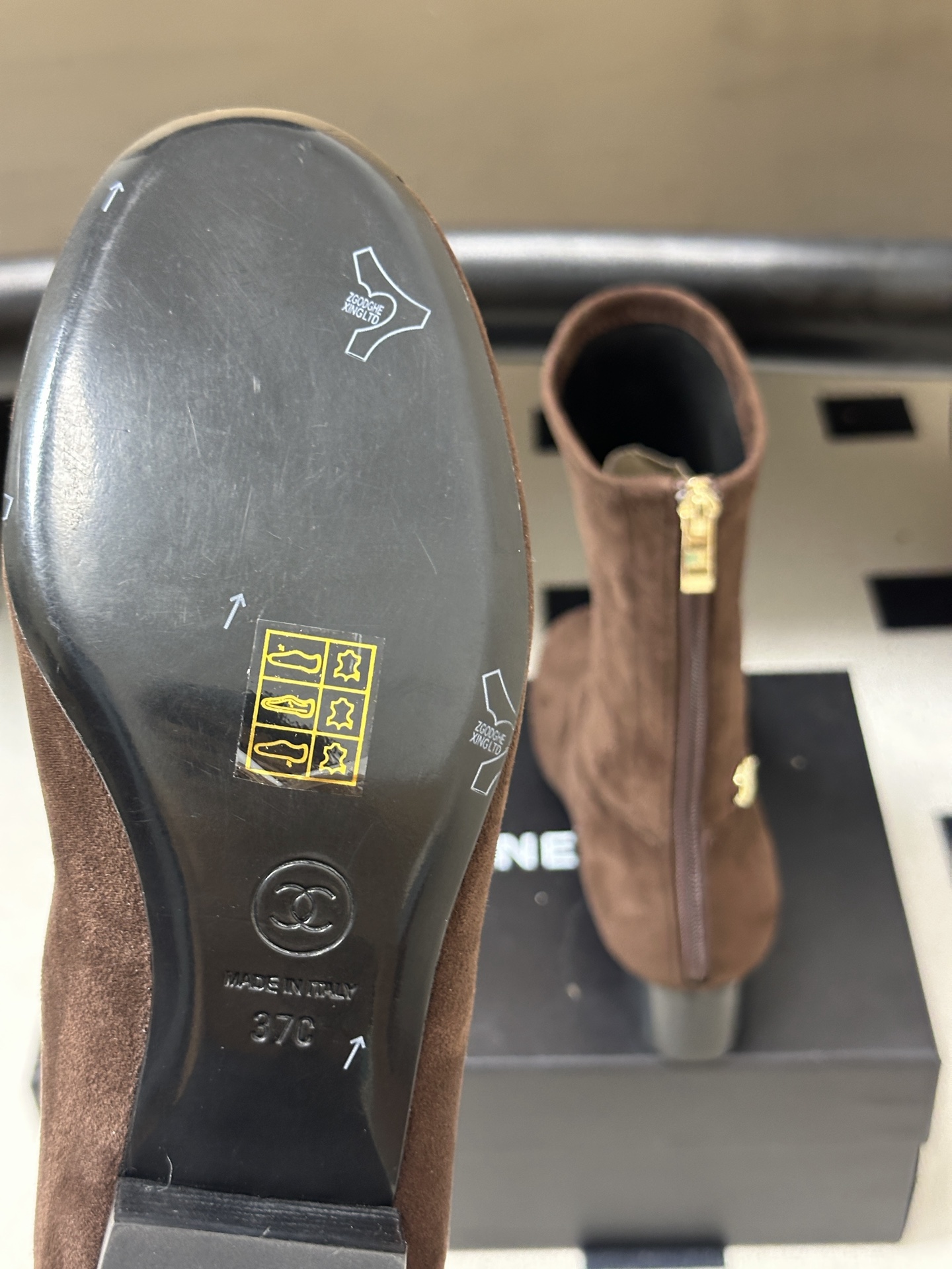 2026 秋冬新款 Chanel 小香经典双C扣圆头后拉链弹力短靴粗跟及踝靴 绝绝子系列走秀款，香家简约气质高奢风延续。