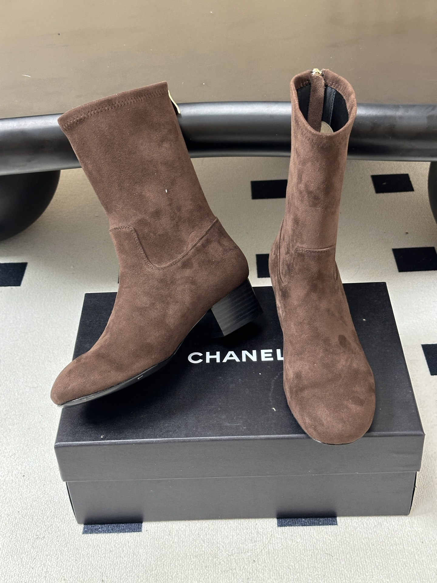 2026 秋冬新款 Chanel 小香经典双C扣圆头后拉链弹力短靴粗跟及踝靴 绝绝子系列走秀款，香家简约气质高奢风延续。
