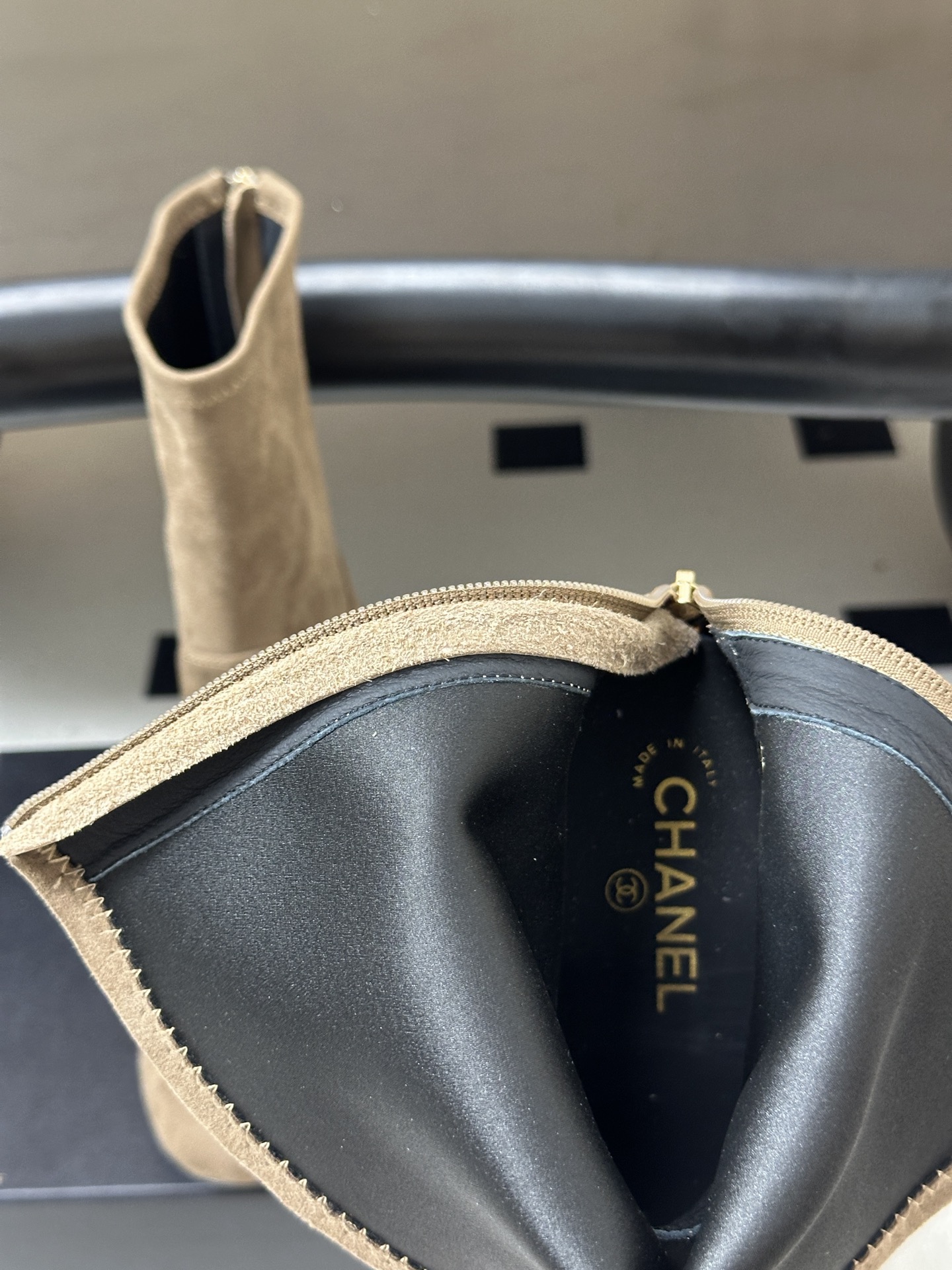 2026 秋冬新款 Chanel 小香经典双C扣圆头后拉链弹力短靴粗跟及踝靴 绝绝子系列走秀款，香家简约气质高奢风延续。