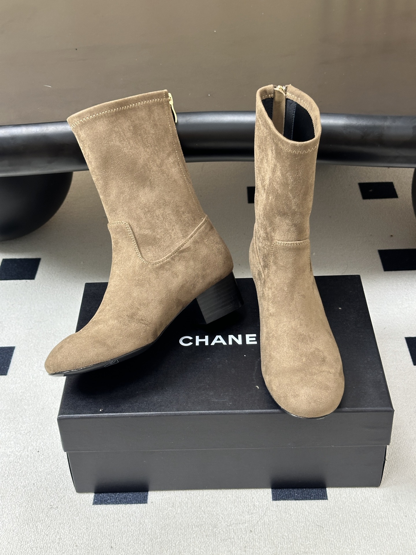 2026 秋冬新款 Chanel 小香经典双C扣圆头后拉链弹力短靴粗跟及踝靴 绝绝子系列走秀款，香家简约气质高奢风延续。