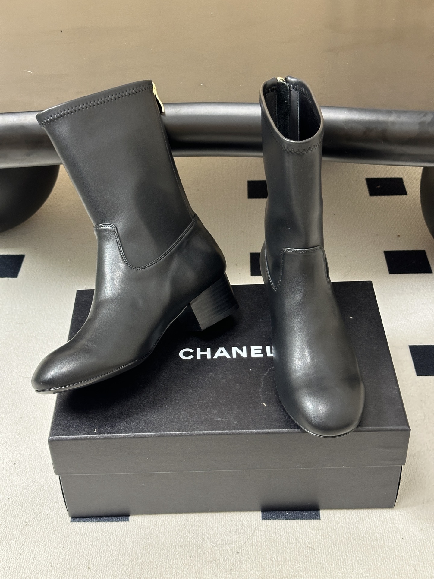 2026 秋冬新款 Chanel 小香经典双C扣圆头后拉链弹力短靴粗跟及踝靴 绝绝子系列走秀款，香家简约气质高奢风延续。