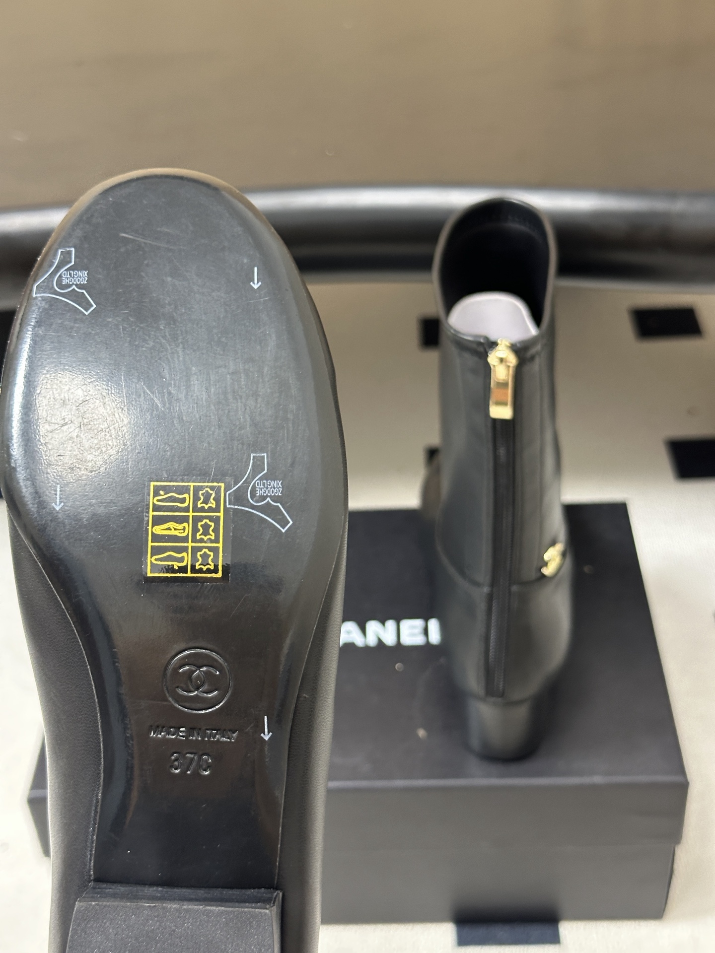 2026 秋冬新款 Chanel 小香经典双C扣圆头后拉链弹力短靴粗跟及踝靴 绝绝子系列走秀款，香家简约气质高奢风延续。