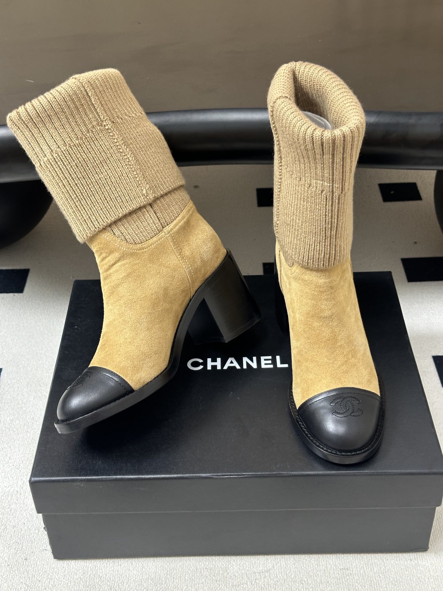 秋冬新款Chanel 小香26B秋冬走秀款毛线筒短靴高跟袜子靴经典双C logo 高跟短靴 标志性的双C设计，把经典玩出