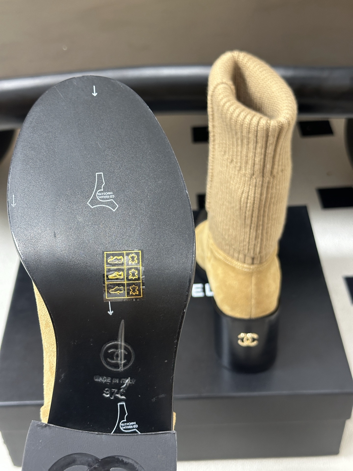 秋冬新款Chanel 小香26B秋冬走秀款毛线筒短靴高跟袜子靴经典双C logo 高跟短靴 标志性的双C设计，把经典玩出