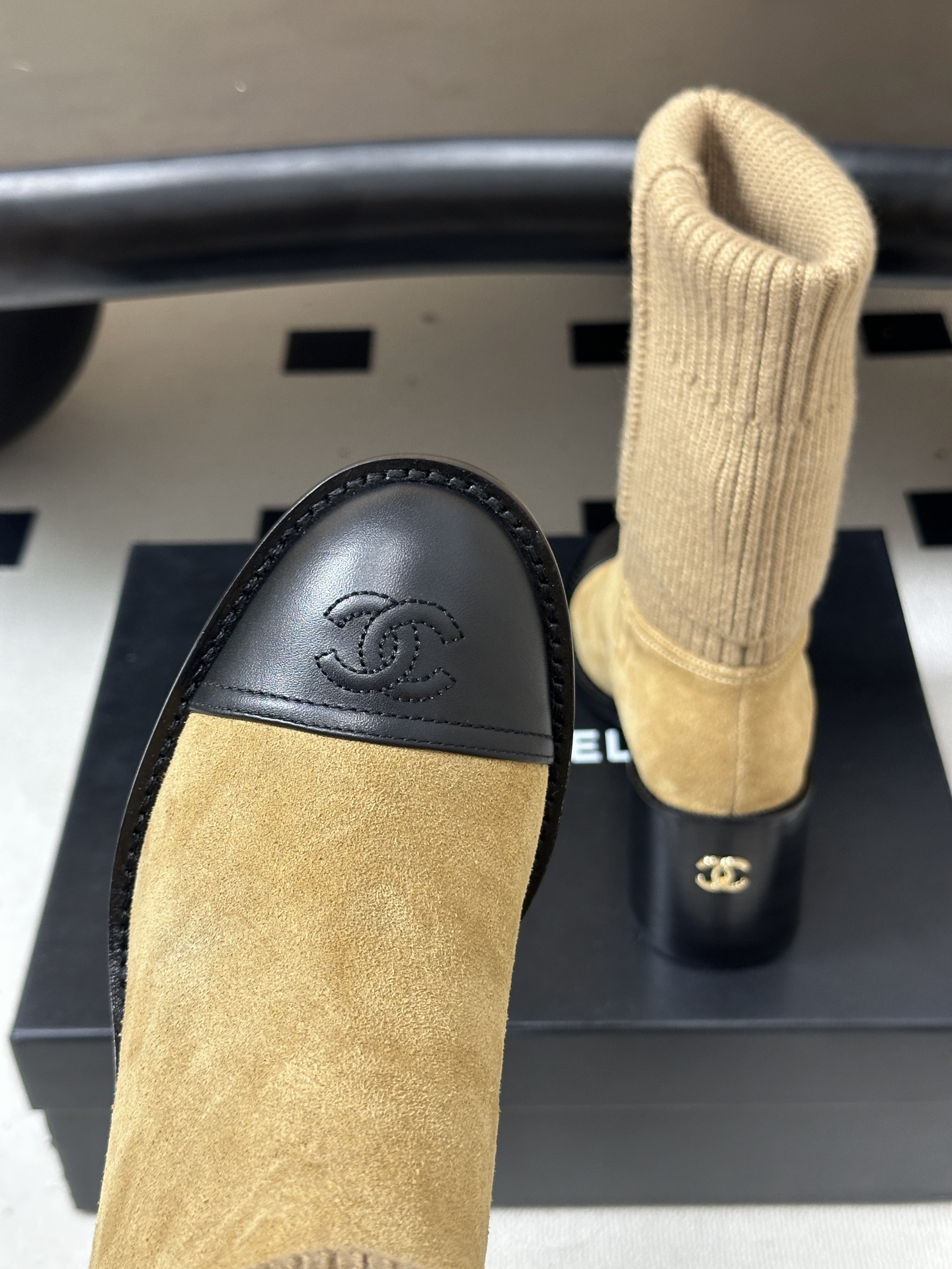 秋冬新款Chanel 小香26B秋冬走秀款毛线筒短靴高跟袜子靴经典双C logo 高跟短靴 标志性的双C设计，把经典玩出