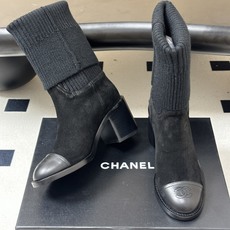 秋冬新款Chanel 小香26B秋冬走秀款毛线筒短靴高跟袜子靴经典双C logo 高跟短靴 标志性的双C设计,把经典玩出 秋冬新款Chanel 小香26B秋冬走秀款毛线筒短靴高跟袜子靴经典双C logo 高跟短靴 标志性的双C设计,把经典玩出
