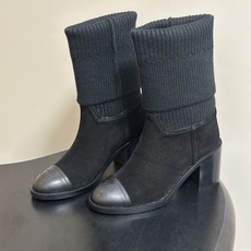 秋冬新款Chanel 小香26B秋冬走秀款毛线筒短靴高跟袜子靴经典双C logo 高跟短靴 标志性的双C设计,把经典玩出 秋冬新款Chanel 小香26B秋冬走秀款毛线筒短靴高跟袜子靴经典双C logo 高跟短靴 标志性的双C设计,把经典玩出