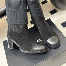 秋冬新款Chanel 小香26B秋冬走秀款毛线筒短靴高跟袜子靴经典双C logo 高跟短靴 标志性的双C设计,把经典玩出 秋冬新款Chanel 小香26B秋冬走秀款毛线筒短靴高跟袜子靴经典双C logo 高跟短靴 标志性的双C设计,把经典玩出