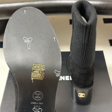 秋冬新款Chanel 小香26B秋冬走秀款毛线筒短靴高跟袜子靴经典双C logo 高跟短靴 标志性的双C设计,把经典玩出 秋冬新款Chanel 小香26B秋冬走秀款毛线筒短靴高跟袜子靴经典双C logo 高跟短靴 标志性的双C设计,把经典玩出