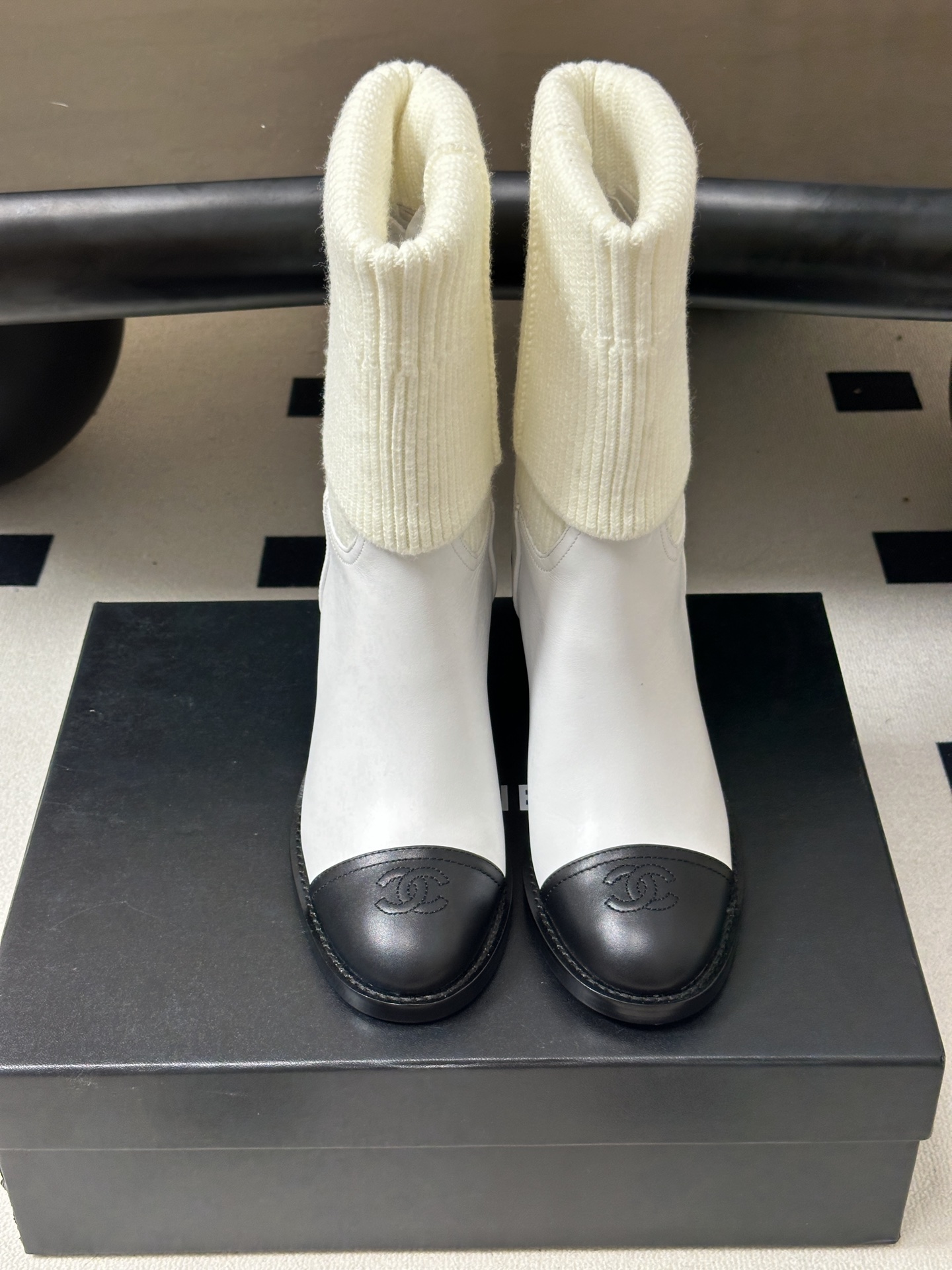 秋冬新款Chanel 小香26B秋冬走秀款毛线筒短靴高跟袜子靴经典双C logo 高跟短靴 标志性的双C设计，把经典玩出