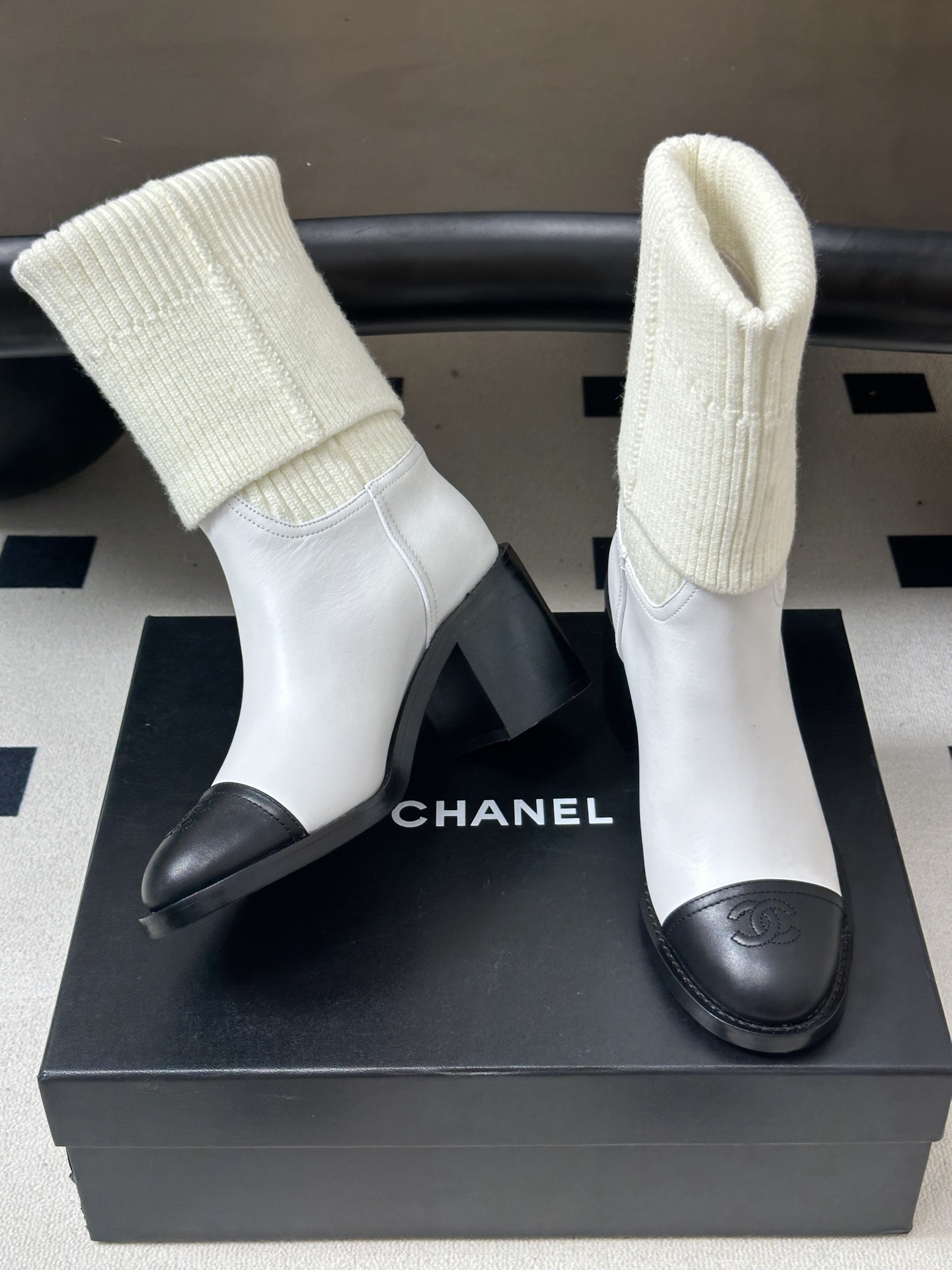 秋冬新款Chanel 小香26B秋冬走秀款毛线筒短靴高跟袜子靴经典双C logo 高跟短靴 标志性的双C设计，把经典玩出