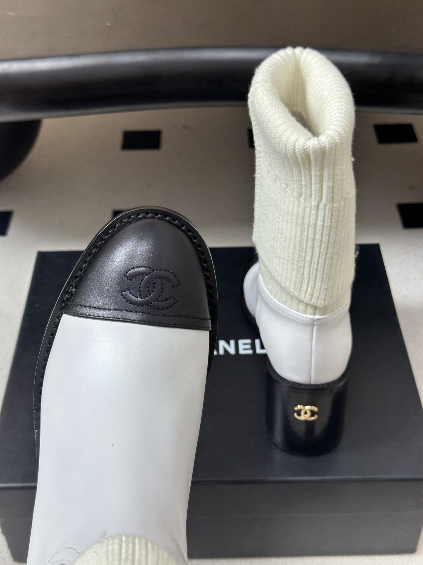 秋冬新款Chanel 小香26B秋冬走秀款毛线筒短靴高跟袜子靴经典双C logo 高跟短靴 标志性的双C设计，把经典玩出