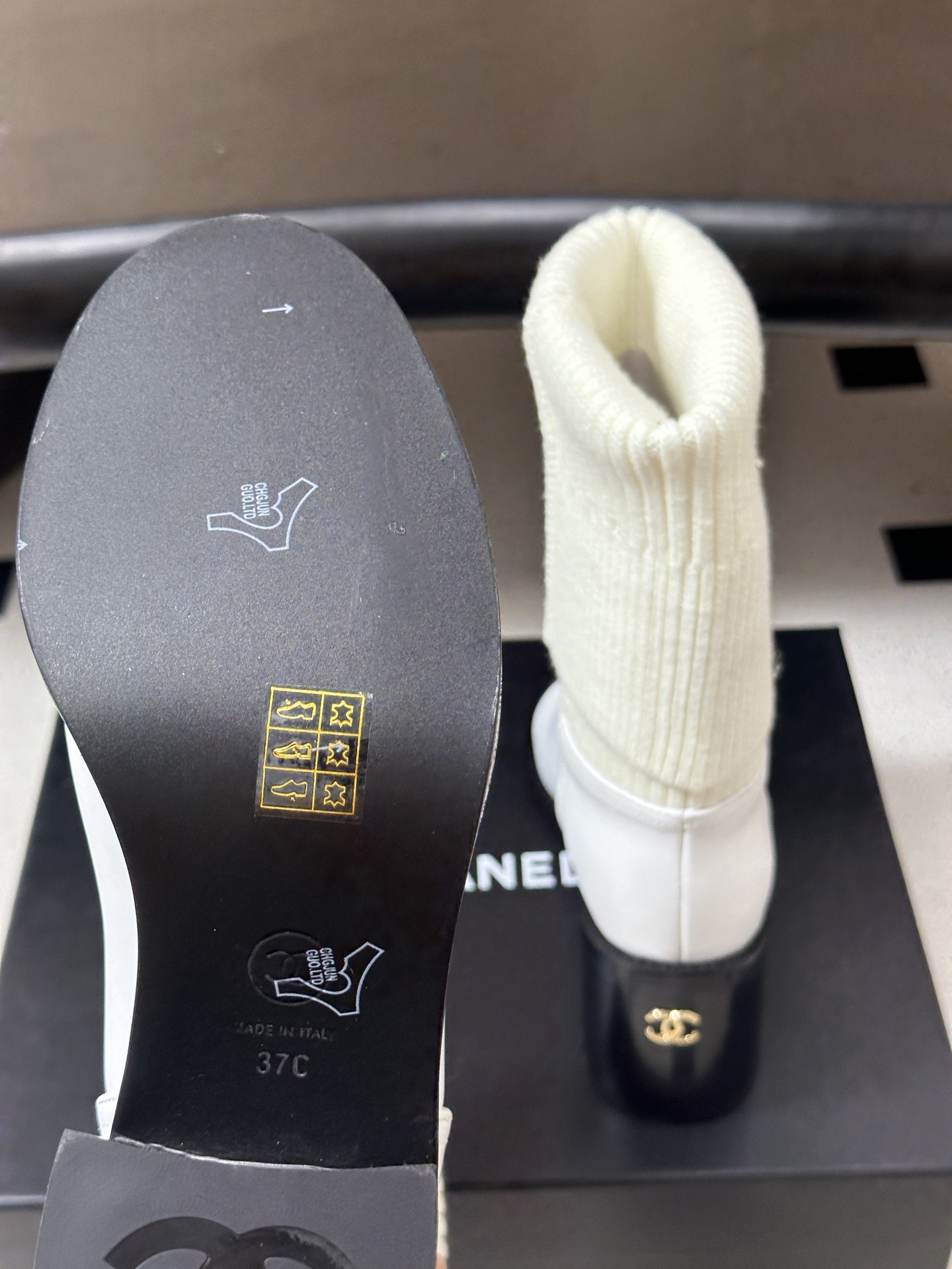秋冬新款Chanel 小香26B秋冬走秀款毛线筒短靴高跟袜子靴经典双C logo 高跟短靴 标志性的双C设计，把经典玩出