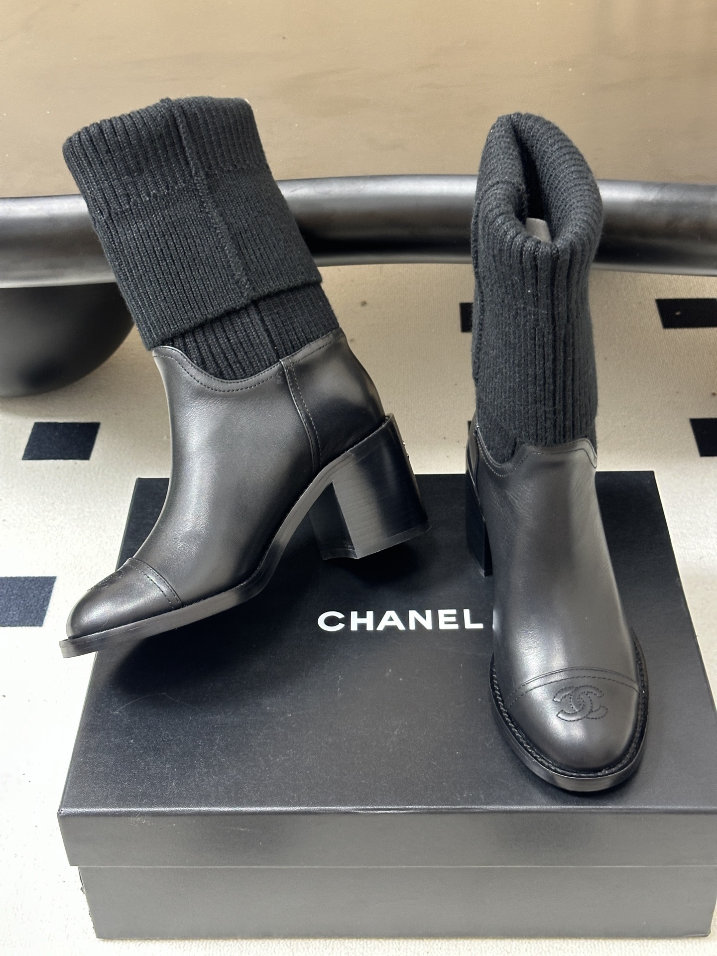 秋冬新款Chanel 小香26B秋冬走秀款毛线筒短靴高跟袜子靴经典双C logo 高跟短靴 标志性的双C设计，把经典玩出