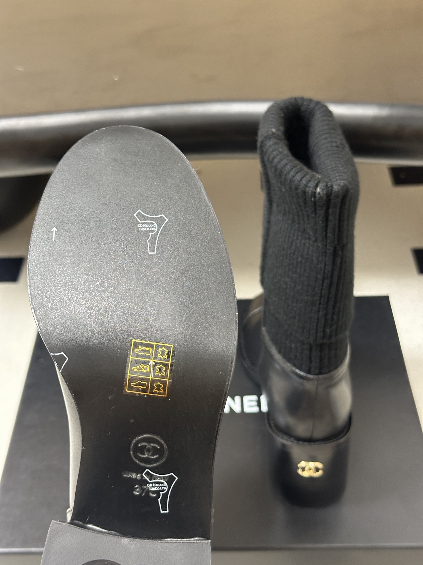 秋冬新款Chanel 小香26B秋冬走秀款毛线筒短靴高跟袜子靴经典双C logo 高跟短靴 标志性的双C设计，把经典玩出