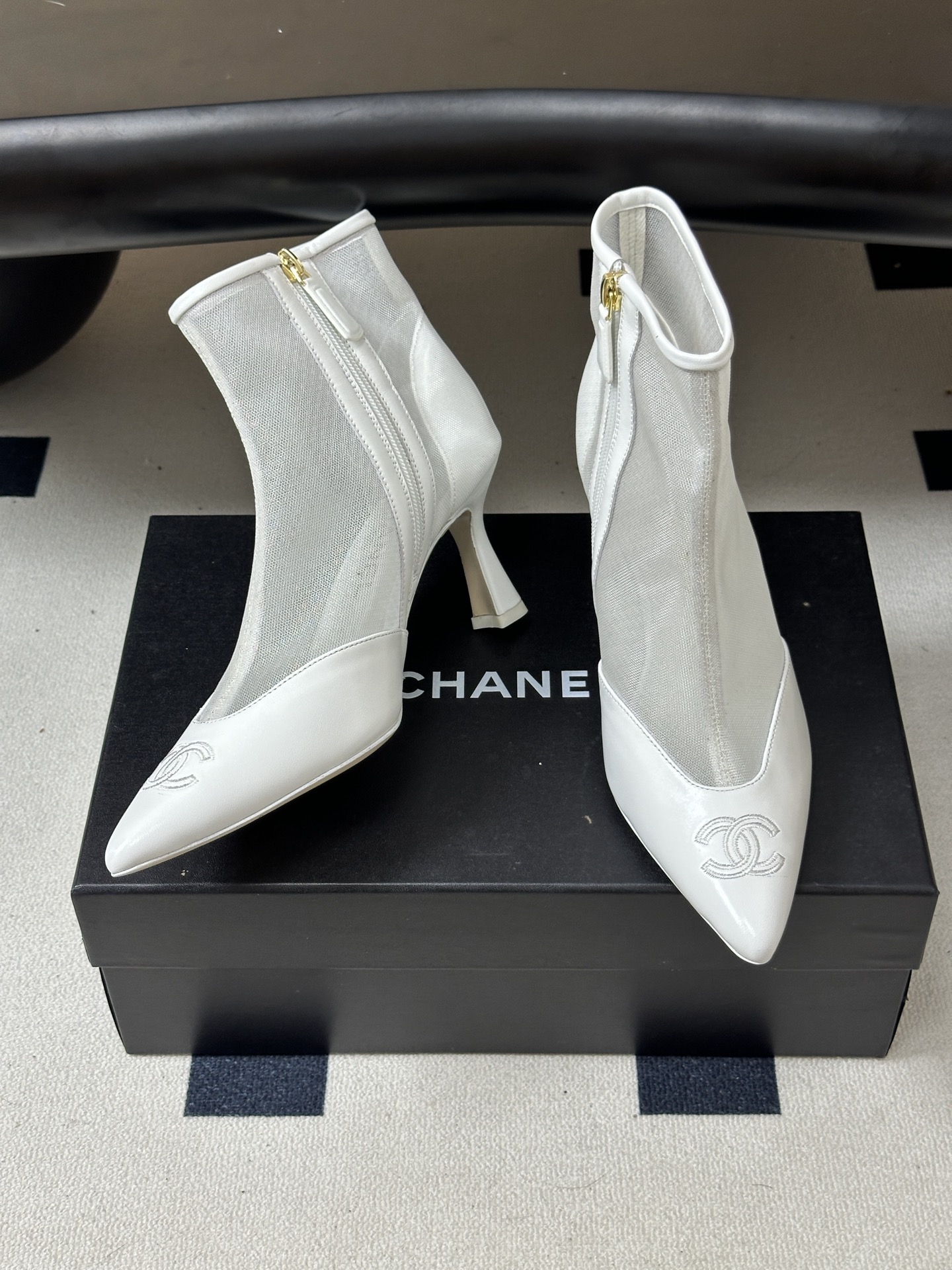 早秋新款Chanel 26B 小香尖头侧拉链网纱面及踝靴网面高跟短靴 经典双C 电绣，香家高级感这块总让人大写的服气 看