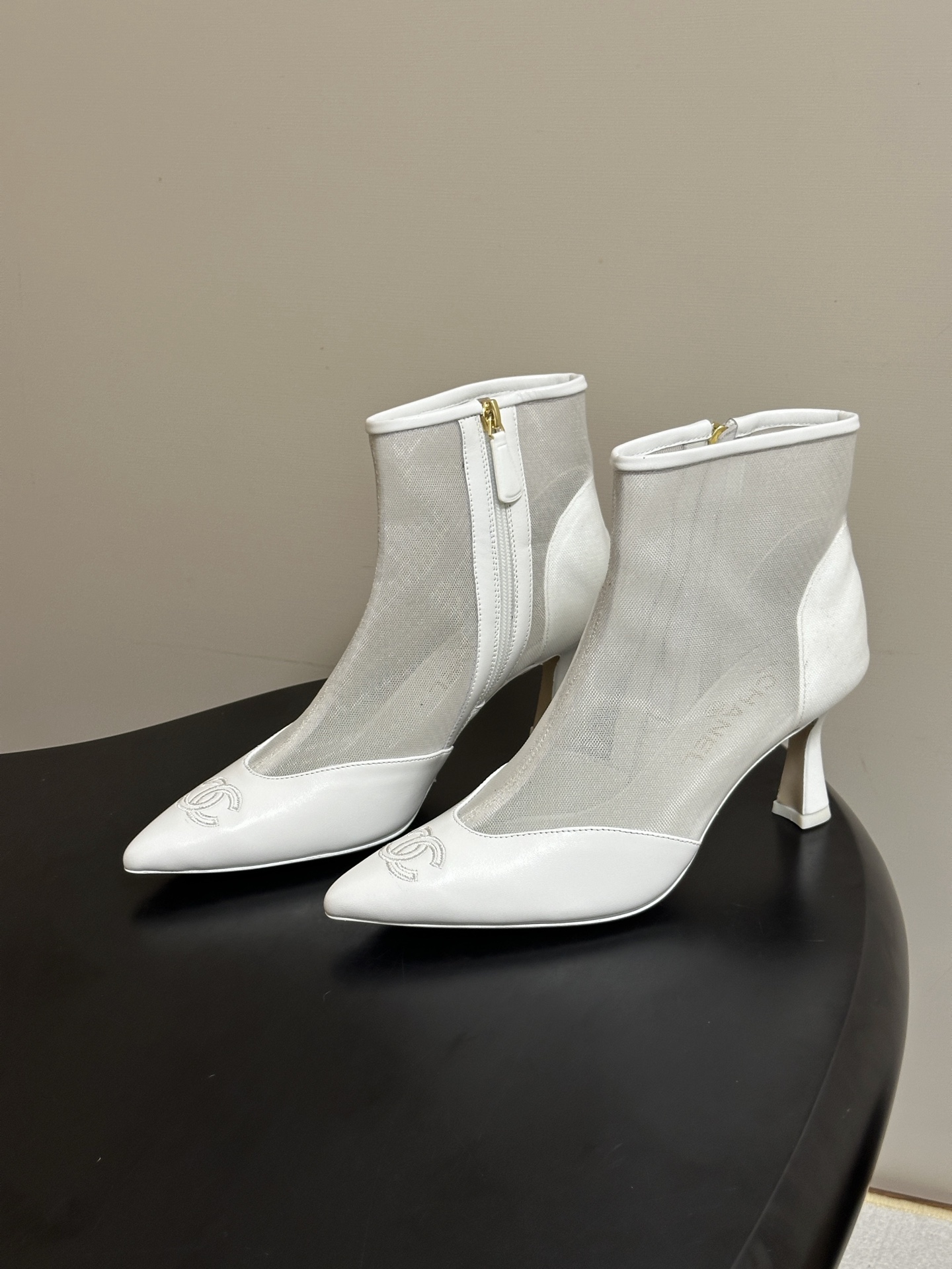 早秋新款Chanel 26B 小香尖头侧拉链网纱面及踝靴网面高跟短靴 经典双C 电绣，香家高级感这块总让人大写的服气 看