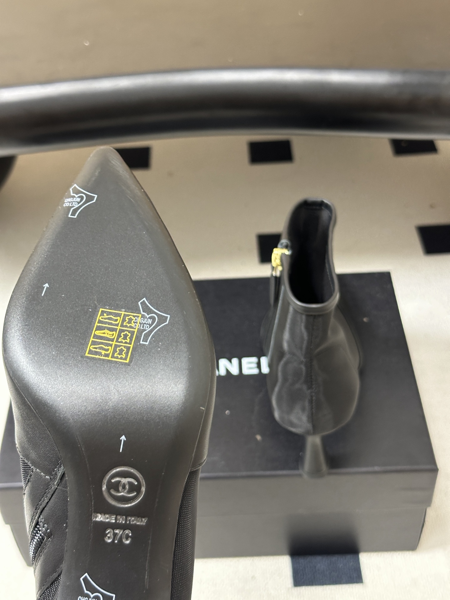 早秋新款Chanel 26B 小香尖头侧拉链网纱面及踝靴网面高跟短靴 经典双C 电绣，香家高级感这块总让人大写的服气 看