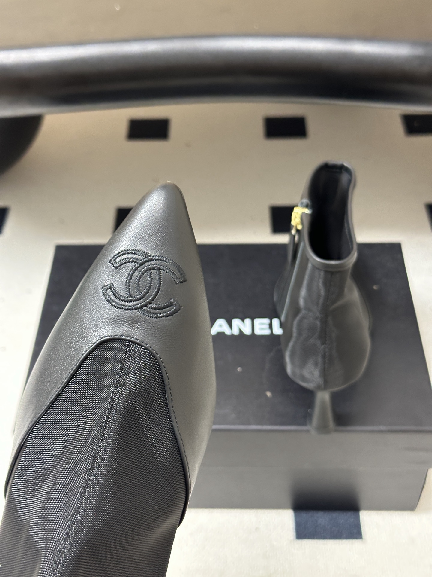 早秋新款Chanel 26B 小香尖头侧拉链网纱面及踝靴网面高跟短靴 经典双C 电绣，香家高级感这块总让人大写的服气 看