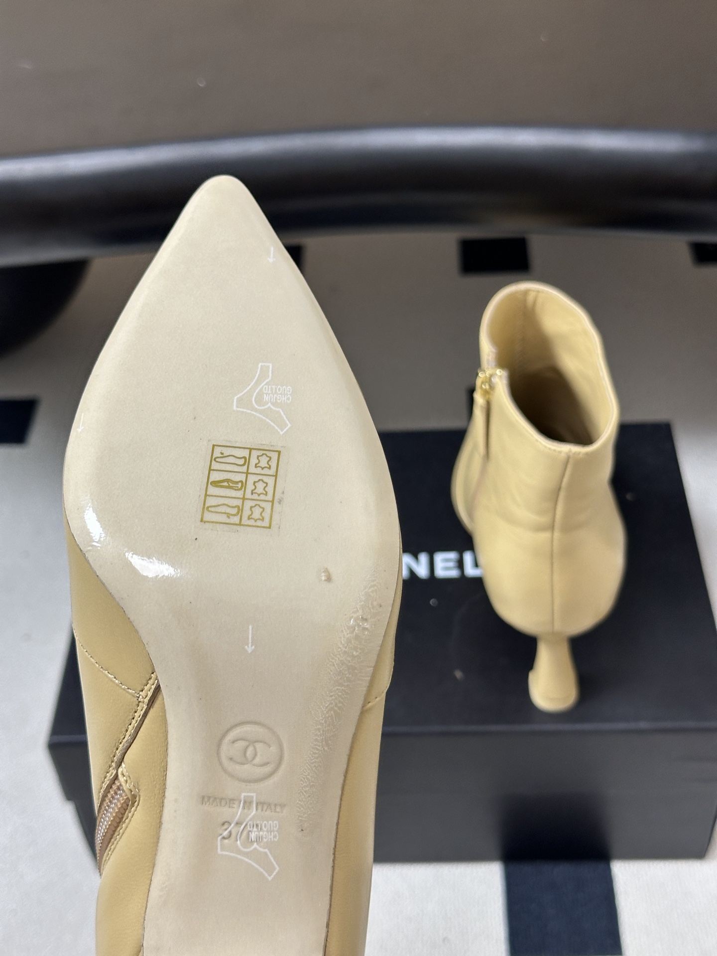 2026秋冬新款 Chanel 小香经典双C侧拉链尖头短靴高跟及踝靴 绝绝子系列走秀款，香家简约气质高奢风延续。侧拉链设