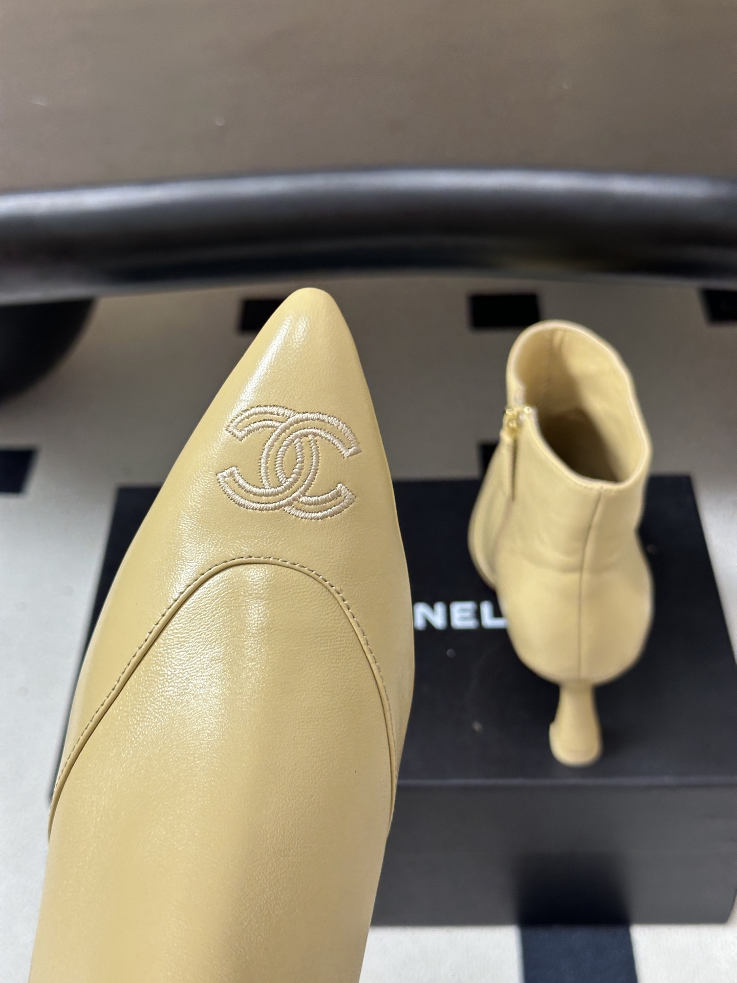 2026秋冬新款 Chanel 小香经典双C侧拉链尖头短靴高跟及踝靴 绝绝子系列走秀款，香家简约气质高奢风延续。侧拉链设