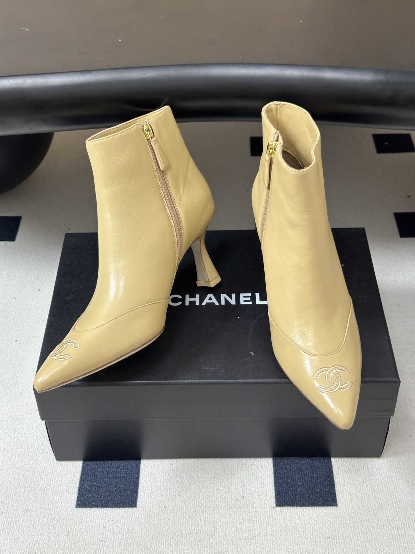 2026秋冬新款 Chanel 小香经典双C侧拉链尖头短靴高跟及踝靴 绝绝子系列走秀款，香家简约气质高奢风延续。侧拉链设