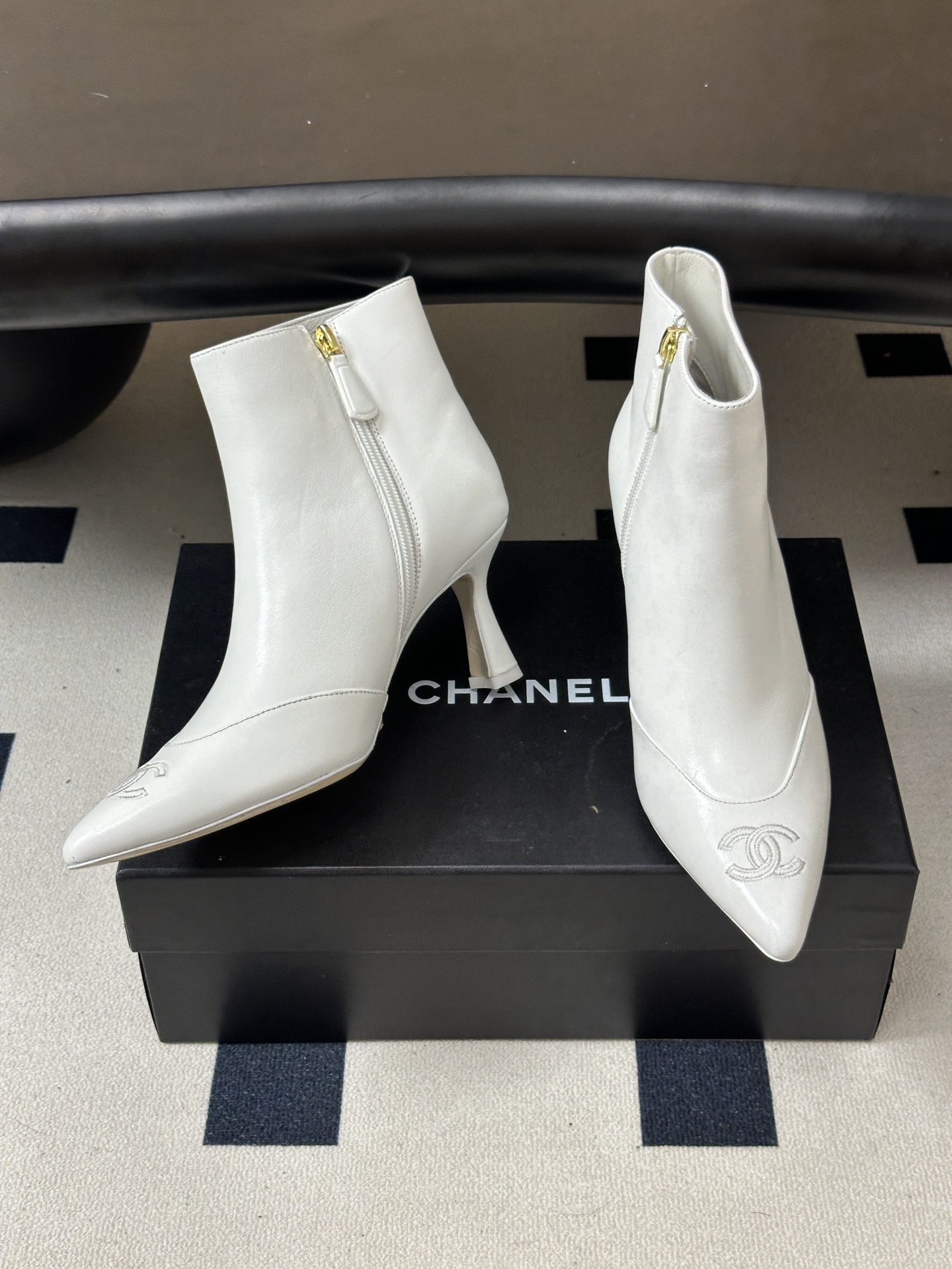 2026秋冬新款 Chanel 小香经典双C侧拉链尖头短靴高跟及踝靴 绝绝子系列走秀款，香家简约气质高奢风延续。侧拉链设