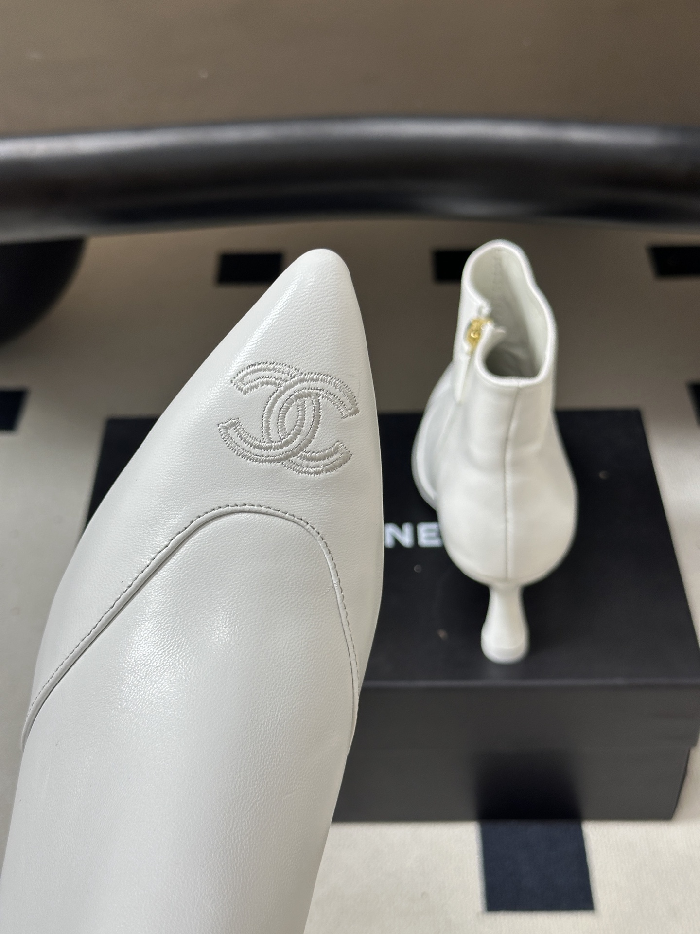 2026秋冬新款 Chanel 小香经典双C侧拉链尖头短靴高跟及踝靴 绝绝子系列走秀款，香家简约气质高奢风延续。侧拉链设