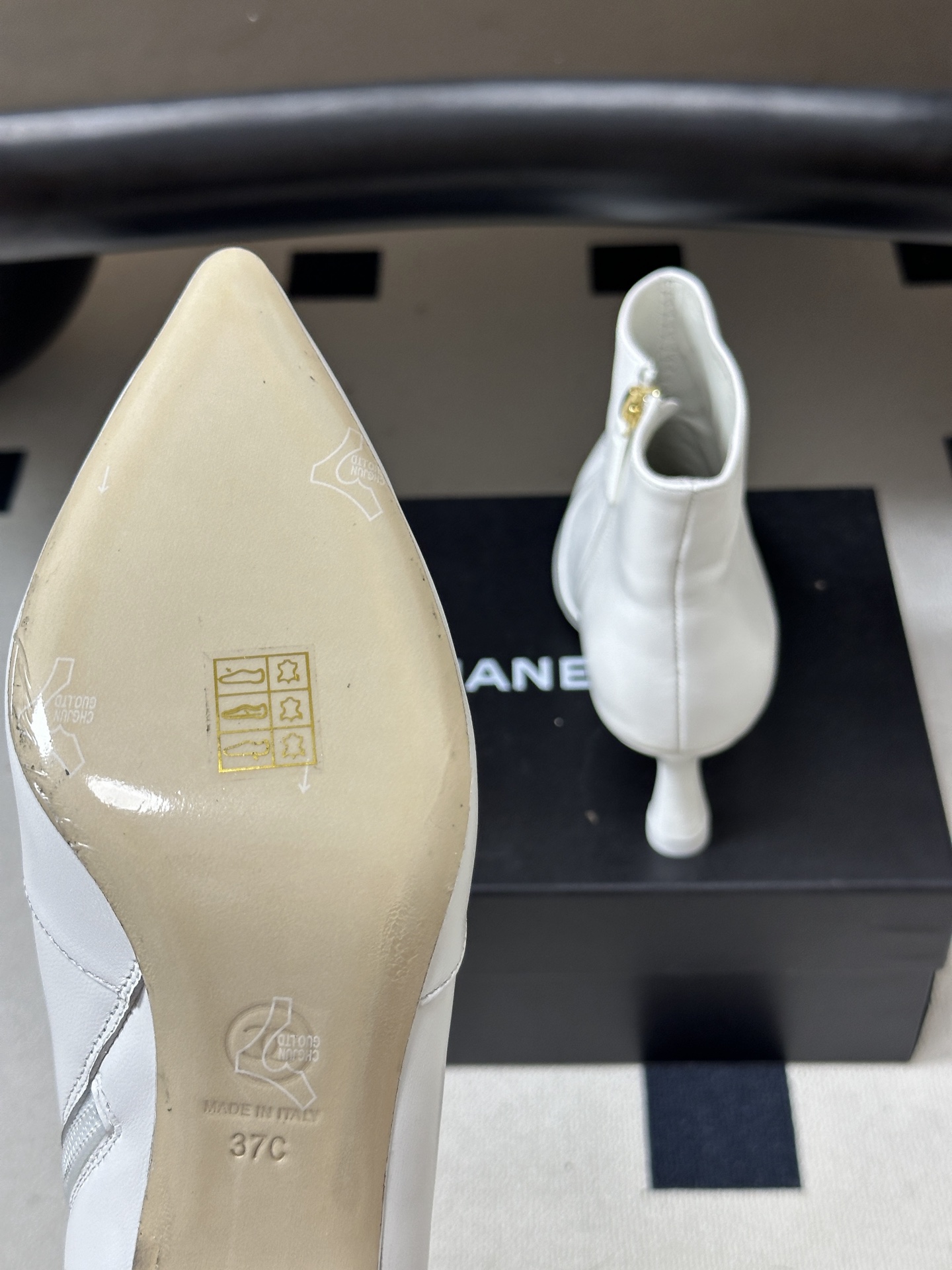 2026秋冬新款 Chanel 小香经典双C侧拉链尖头短靴高跟及踝靴 绝绝子系列走秀款，香家简约气质高奢风延续。侧拉链设