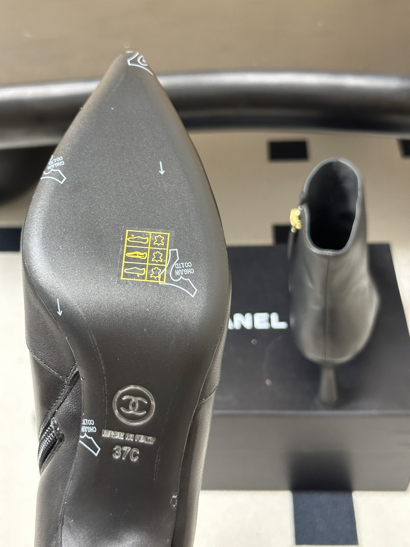 2026秋冬新款 Chanel 小香经典双C侧拉链尖头短靴高跟及踝靴 绝绝子系列走秀款，香家简约气质高奢风延续。侧拉链设