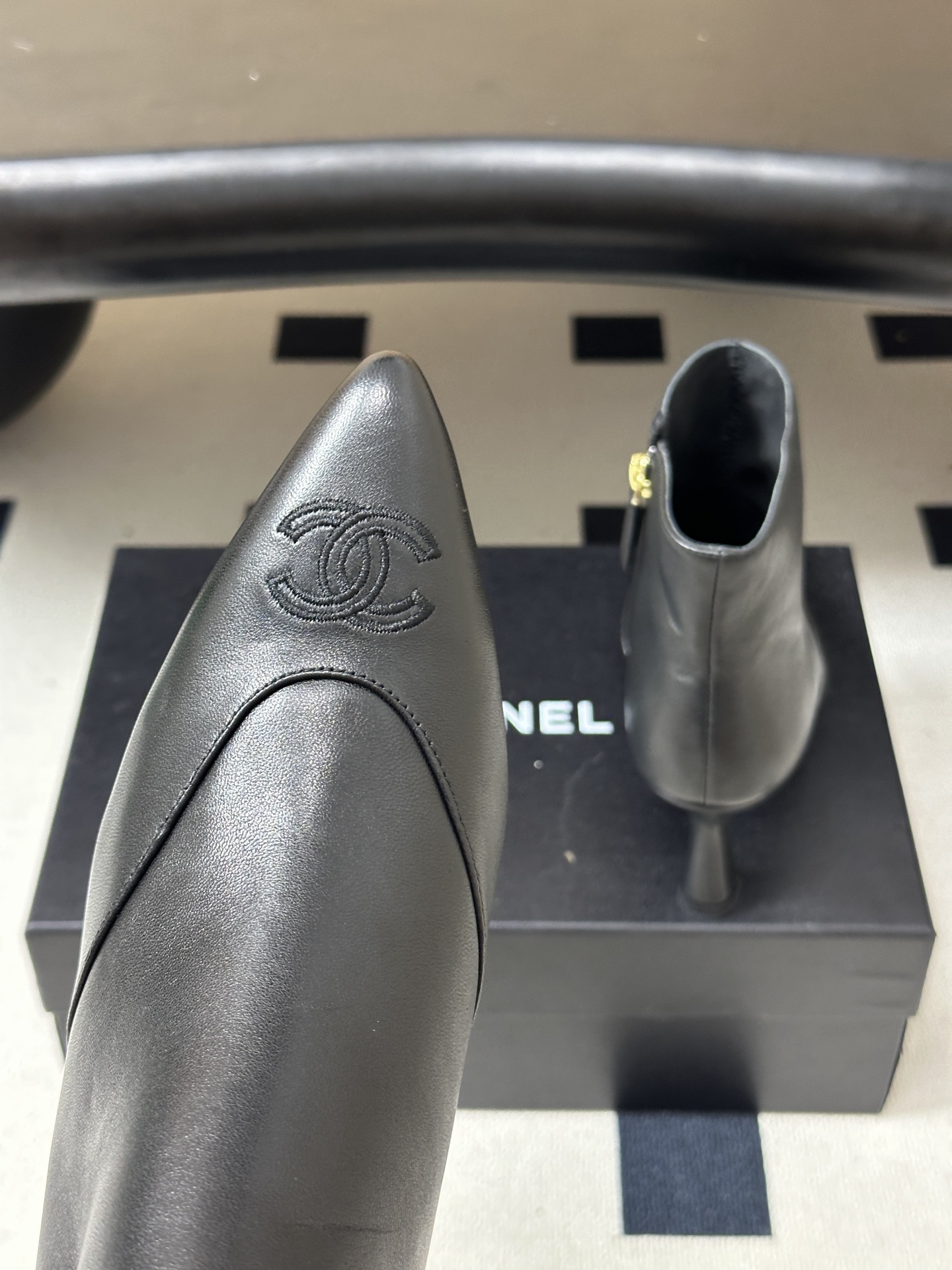 2026秋冬新款 Chanel 小香经典双C侧拉链尖头短靴高跟及踝靴 绝绝子系列走秀款，香家简约气质高奢风延续。侧拉链设