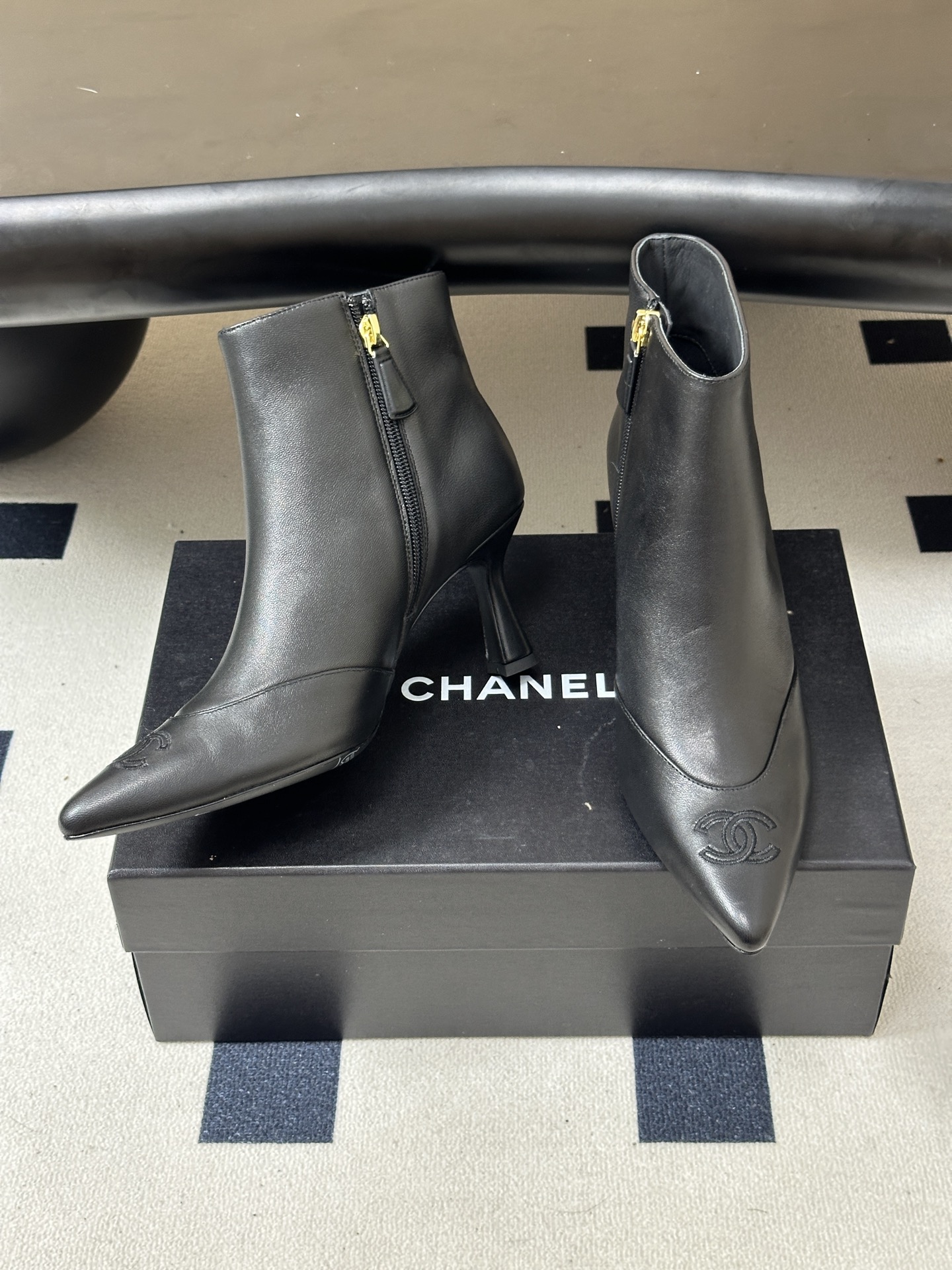 2026秋冬新款 Chanel 小香经典双C侧拉链尖头短靴高跟及踝靴 绝绝子系列走秀款，香家简约气质高奢风延续。侧拉链设