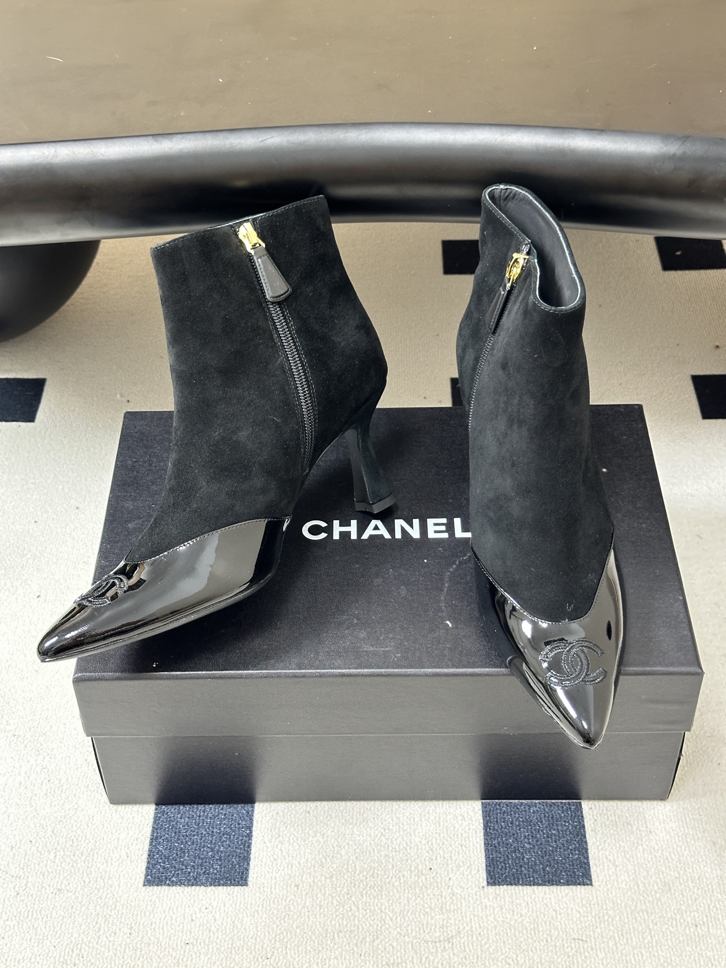 2026秋冬新款 Chanel 小香经典双C侧拉链尖头短靴高跟及踝靴 绝绝子系列走秀款，香家简约气质高奢风延续。侧拉链设