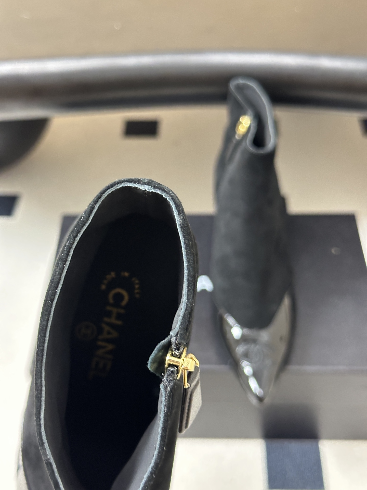 2026秋冬新款 Chanel 小香经典双C侧拉链尖头短靴高跟及踝靴 绝绝子系列走秀款，香家简约气质高奢风延续。侧拉链设