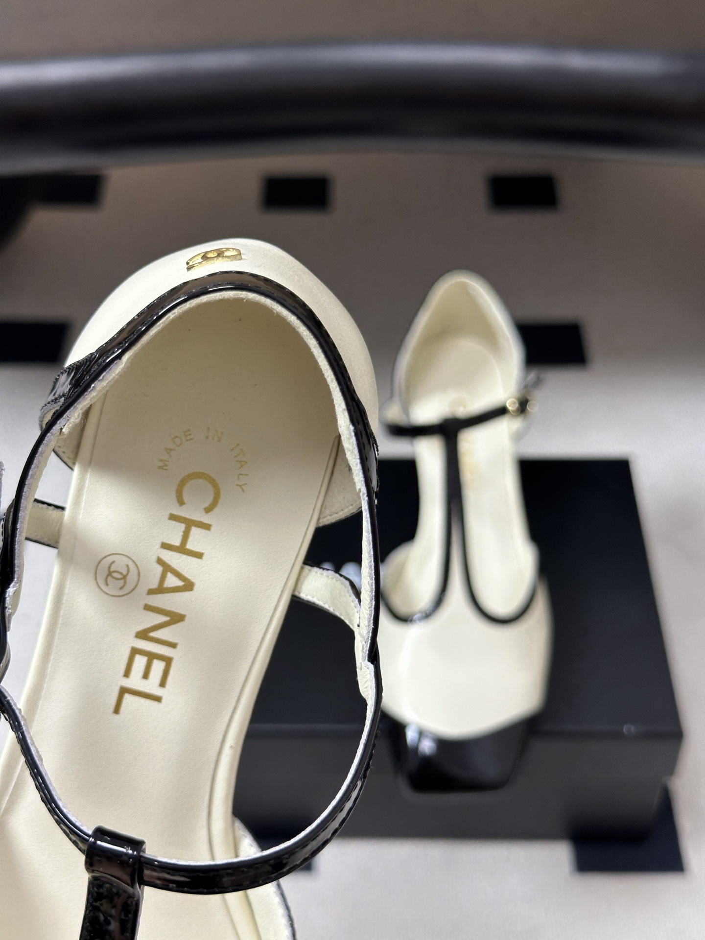 Chanel 香奈儿2026春夏新款 小香 26B走秀款经典双C细跟后空凉鞋方平头T字带高跟鞋 采用了经典且优雅的设计风