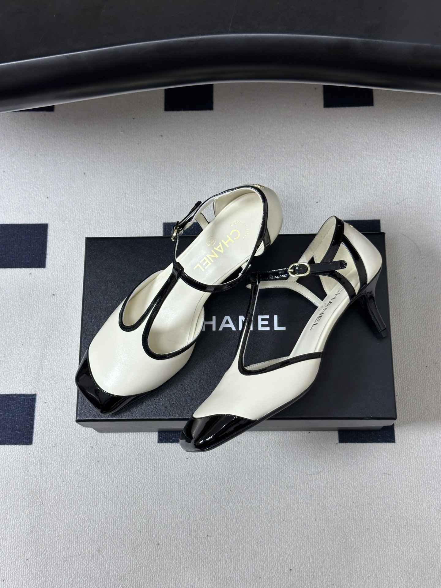Chanel 香奈儿2026春夏新款 小香 26B走秀款经典双C细跟后空凉鞋方平头T字带高跟鞋 采用了经典且优雅的设计风