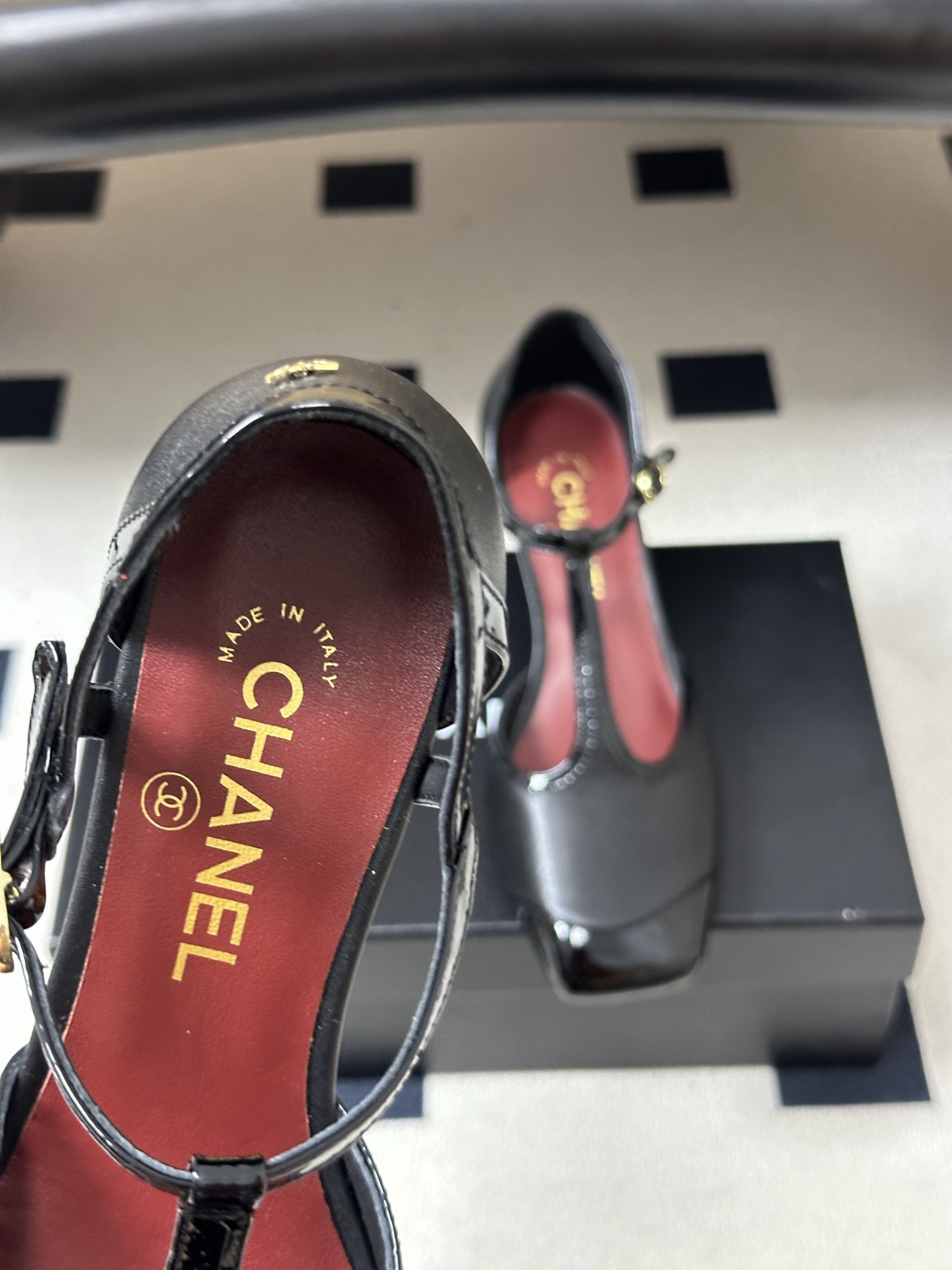 Chanel 香奈儿2026春夏新款 小香 26B走秀款经典双C细跟后空凉鞋方平头T字带高跟鞋 采用了经典且优雅的设计风