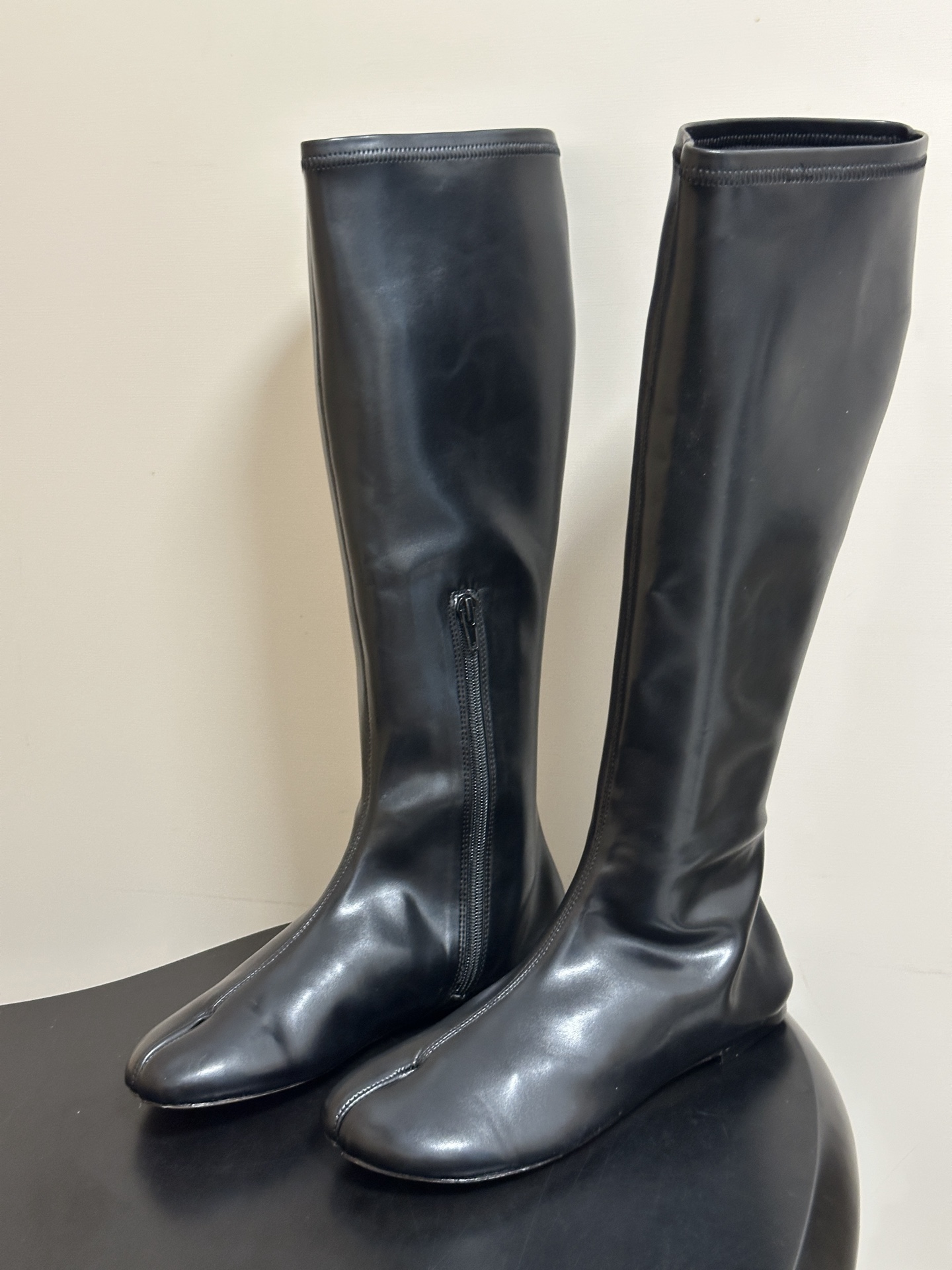 2026 秋冬新款 Christen 分趾鞋拼色弹力长靴超软平底瘦腿靴 采用模仿日本传统足袋的分趾造型，将大脚趾与其余脚