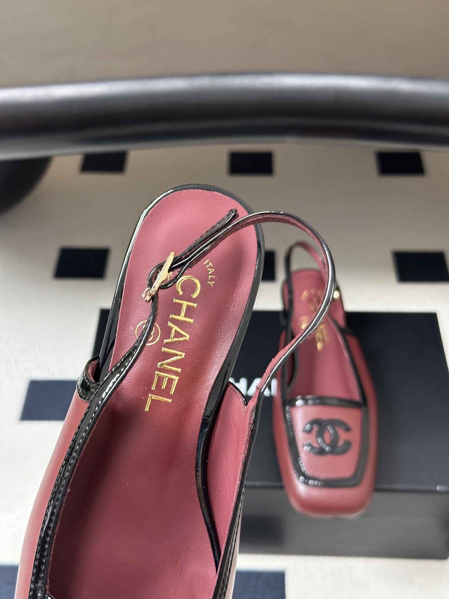 Chanel 香奈儿2026春夏新款 小香 26B走秀款经典双C电绣小平跟凉鞋方平头拼色平底/高跟后空凉鞋 自带清冷复古