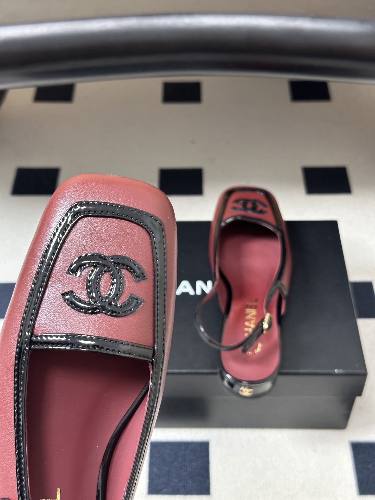 Chanel 香奈儿2026春夏新款 小香 26B走秀款经典双C电绣小平跟凉鞋方平头拼色平底/高跟后空凉鞋 自带清冷复古
