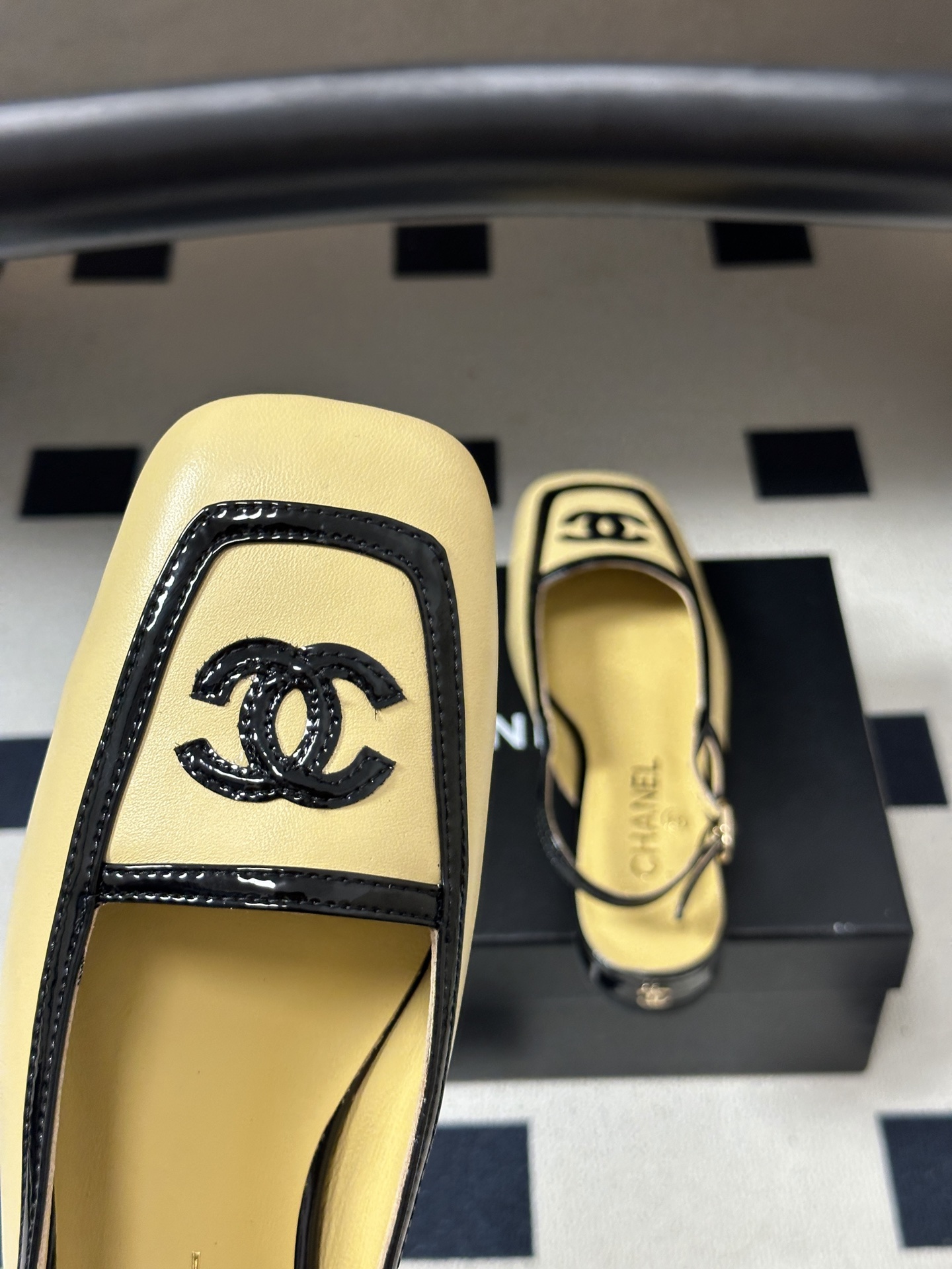 Chanel 香奈儿2026春夏新款 小香 26B走秀款经典双C电绣小平跟凉鞋方平头拼色平底/高跟后空凉鞋 自带清冷复古 Chanel 香奈儿2026春夏新款 小香 26B走秀款经典双C电绣小平跟凉鞋方平头拼色平底/高跟后空凉鞋 自带清冷复古