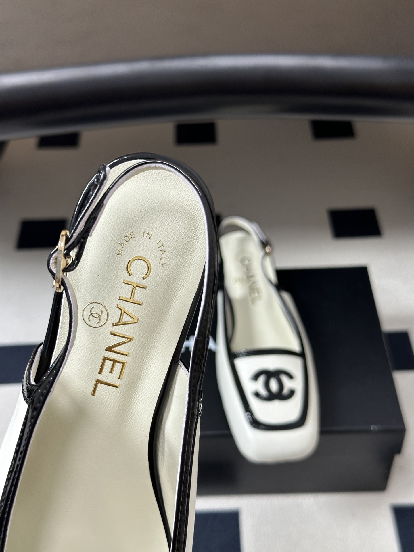 Chanel 香奈儿2026春夏新款 小香 26B走秀款经典双C电绣小平跟凉鞋方平头拼色平底/高跟后空凉鞋 自带清冷复古