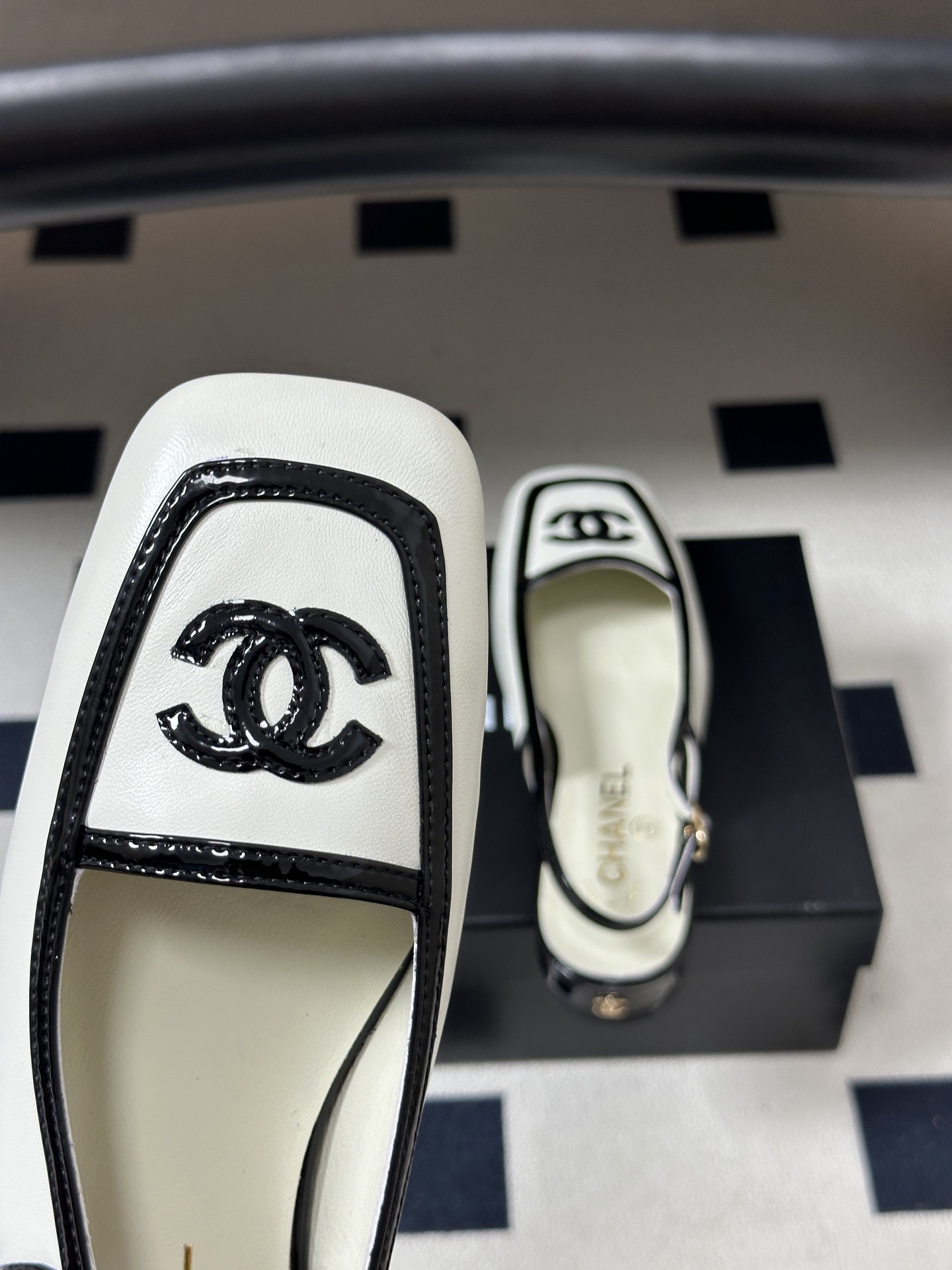 Chanel 香奈儿2026春夏新款 小香 26B走秀款经典双C电绣小平跟凉鞋方平头拼色平底/高跟后空凉鞋 自带清冷复古