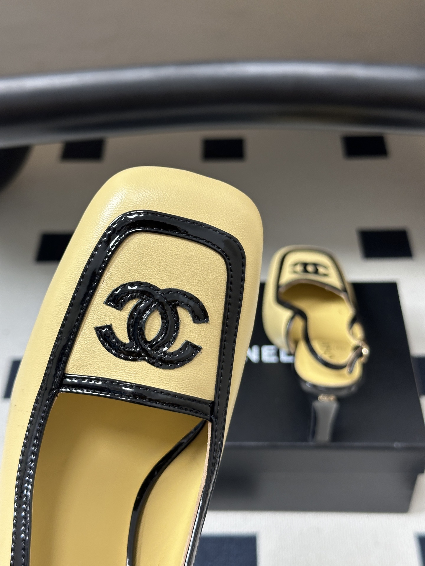 Chanel 香奈儿2026春夏新款 小香 26B走秀款经典双C电绣小平跟凉鞋方平头拼色平底/高跟后空凉鞋 自带清冷复古
